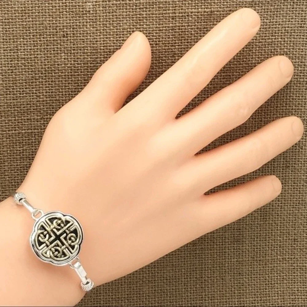 🌼 Celtic Knot 2-Tone Hook Bangle Bracelet